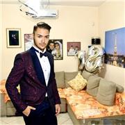 Ragazzi universitari e liceali con conoscenze eccellenti di diverse materie e lingue straniere